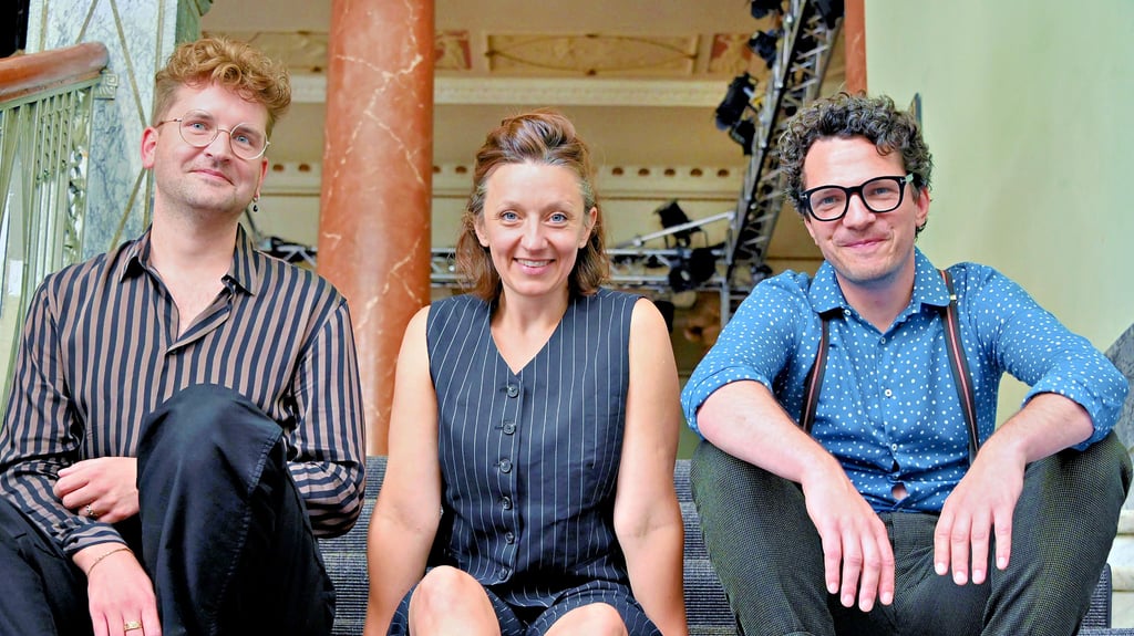 Das Erfolgstrio vom Schauspielhaus Magdeburg: Clara Weyde zwischen Clemens Leander (links) und Bastian Lomsché. 