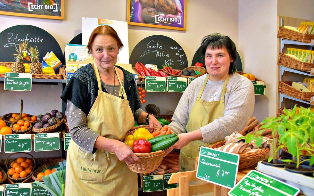 „Bio Naturell“-Inhaberin Gabriele Eichhorn (l.) und Mitarbeiterin Jenny Faust nehmen nach 30 Jahren von ihren Kunden Abschied.