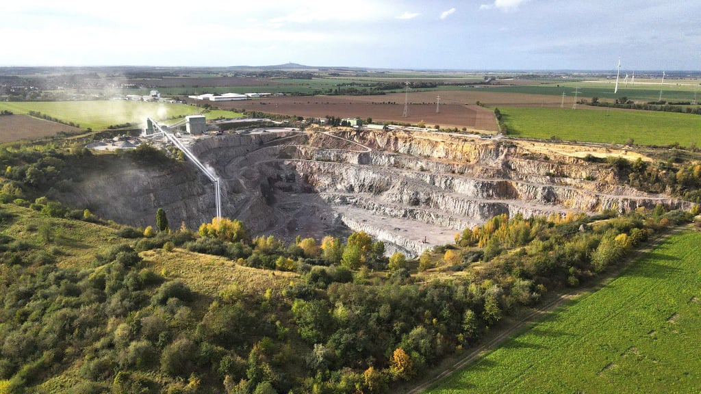 Einen Blick wie auf das Edelsplittwerk Schwerz der Mitteldeutschen Baustoffe GmbH im Saalekreis befürchten Einwohner auch in Etingen.