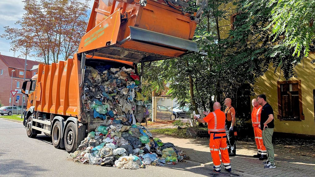 In Bitterfeld musste ein Entsorgungsfahrzeug der Anhalt-Bitterfelder Kreiswerke gelöscht werden. Brandursache war ein Akku im Müll.