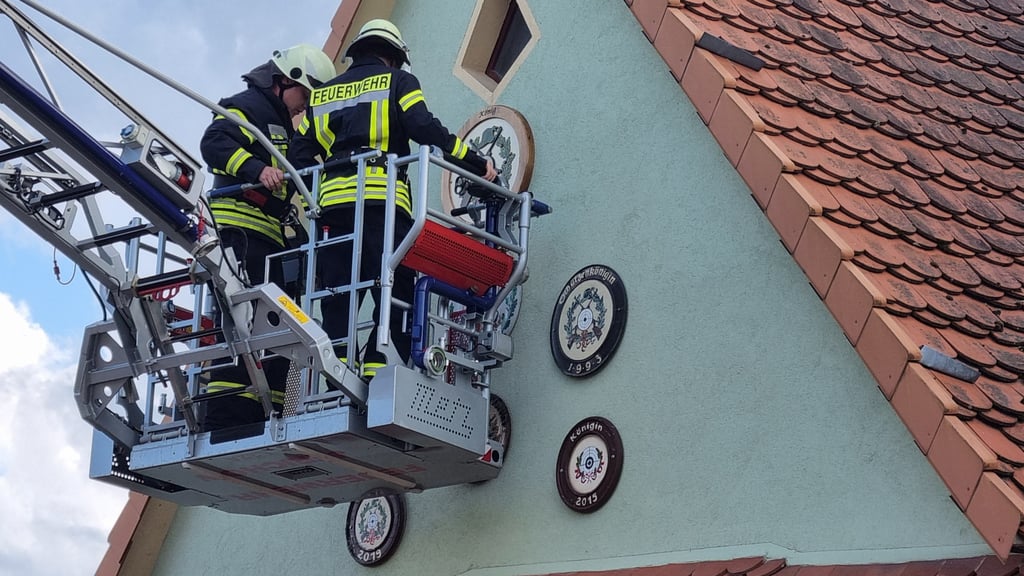 Mit der Drehleiter rückte die Feuerwehr für die Schützen an.