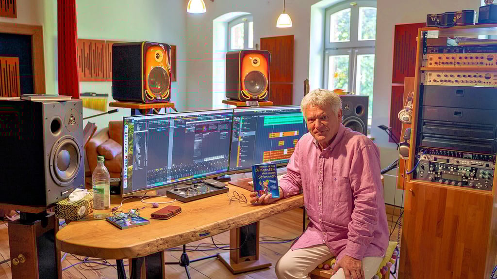 Oscar Pixner in seinem Tonstudio: Der 69-Jährige präsentiert sein neues Buch, an dem er eineinhalb Jahre gearbeitet hat.