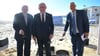 Der israelische Ministerpräsident Benjamin Netanjahu (M) bei der Grundsteinlegung für eine Promenade, die nach US-Präsident Donald Trump benannt ist.