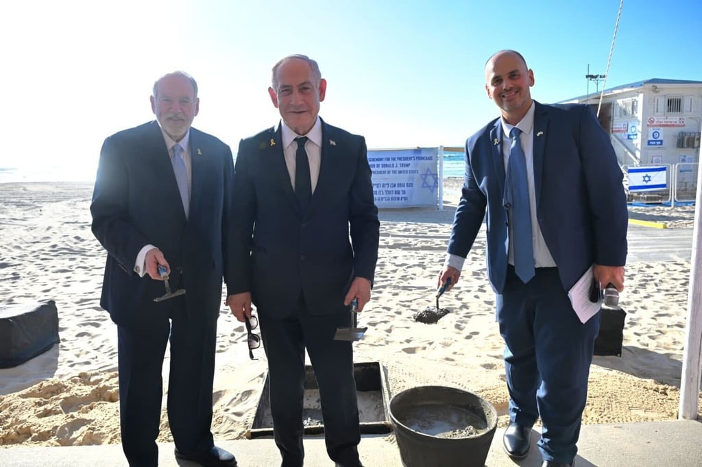 Der israelische Ministerpräsident Benjamin Netanjahu (M) bei der Grundsteinlegung für eine Promenade, die nach US-Präsident Donald Trump benannt ist.