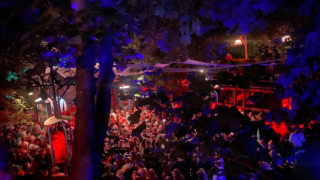 Von oben ein Meer aus Lichtern und Bewegungen: Die Stage „Outer Rim“ des Jenaer Kollektivs „Resonant“ beeindruckt mit ihrem starken Sound.