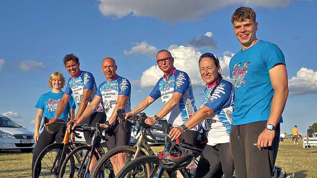 Charlotte Heerwald, Steffen Wust, Michal Heine, Armin Schenk, Grit Marschik, Tom Rattensperger traten für die Stadt Bitterfeld-Wolfen in die Pedale.