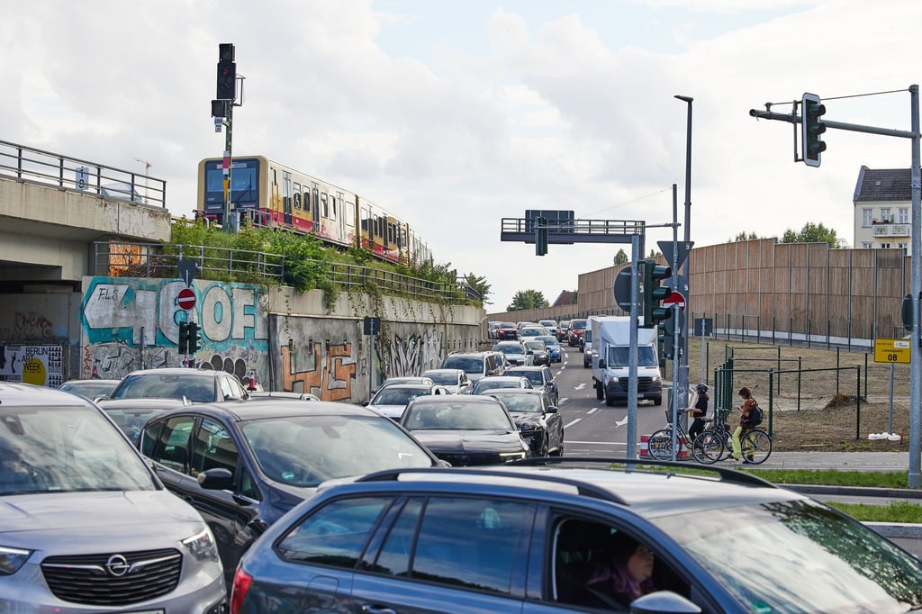 Am Ende der A100 wird die Verkehrsführung geändert. (Archivbild)