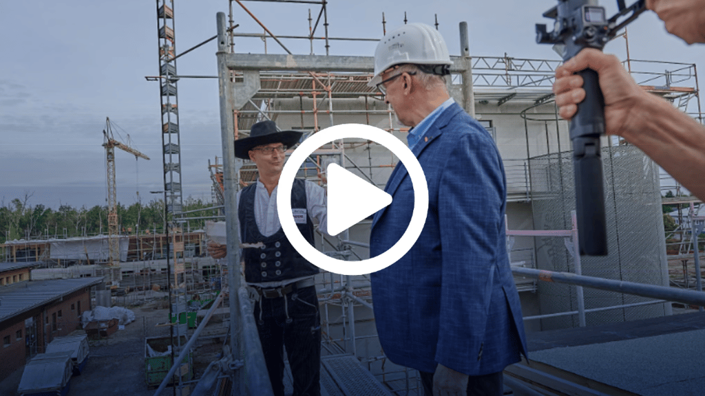 Auf baldige Fertigstellung: Dachdeckermeister Sven Hinrichs und Halles Handwerkskammerpräsident Thomas Keindorf stoßen beim Richtfest auf den Campus Handwerk an.