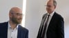 Brandenburgs Innenminister René Wilke (parteilos) und Verfassungsschutzchef Wilfried Peters äußern sich im Innenausschuss des Landtags (Archivbild).
