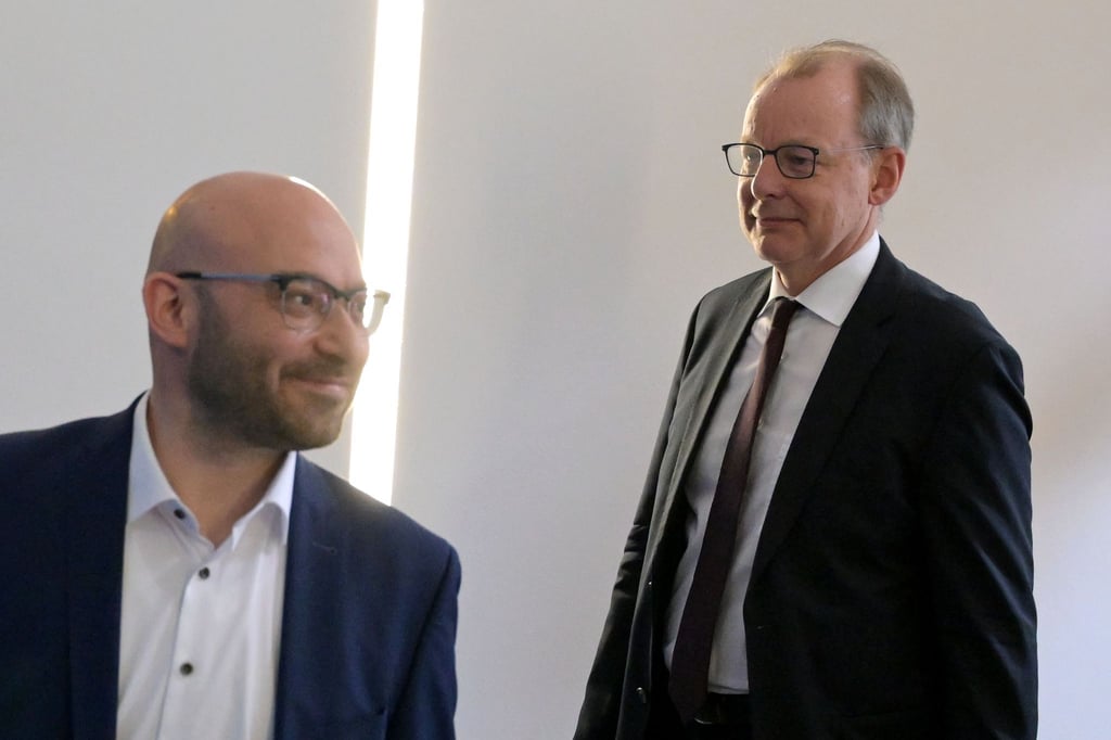 Brandenburgs Innenminister René Wilke (parteilos) und Verfassungsschutzchef Wilfried Peters äußern sich im Innenausschuss des Landtags (Archivbild).