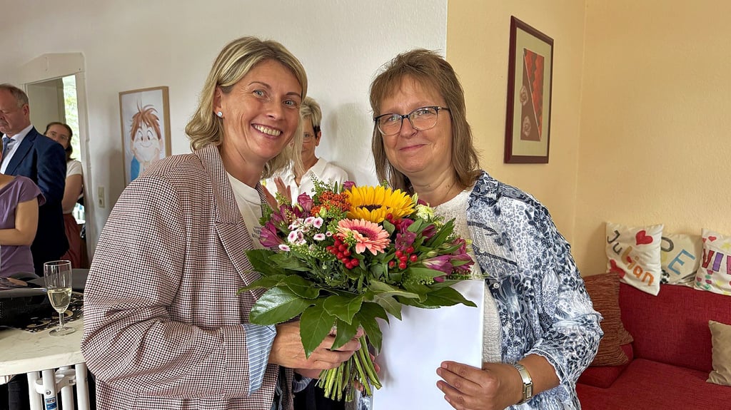 Margitta Fischer (rechts) ist seit der Gründung der Tagesgruppe in Stendal dabei. Geschäftsbereichsleiterin Katja Mikulla dankte ihr für ihren jahrzehntelangen Einsatz.