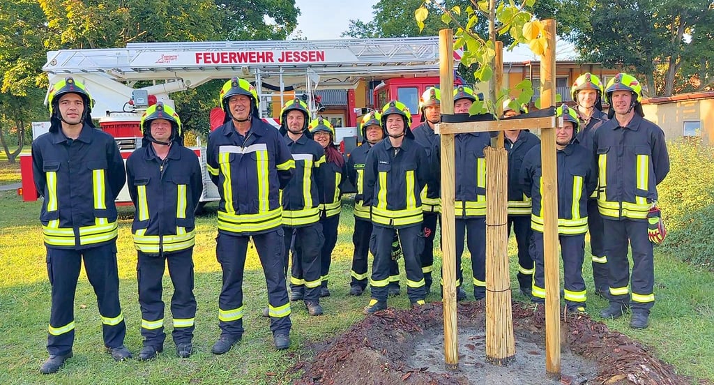 Mehr als ein Dutzend Jessener Feuerwehrkameraden stellten sich der Herausforderung, an der Baumpflanzchallenge mitzumachen.