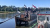 Die „Ulmer Schachtel“ ist auf der Elbe unterwegs und macht hier einen kurzen Zwischenstopp in Coswig. 