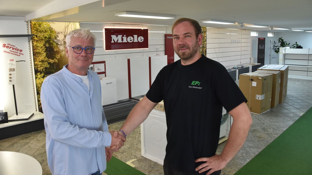 Mit einem Händedruck besiegeln Hans-Peter Flohr (links) und Hans-Christian Höckendorf die Geschäftsübergabe am Gänseanger: Das Elektrofachgeschäft startet am 1. Oktober in Haldensleben unter neuer Leitung als „EP: Altmark Elektronik“ in die Zukunft.