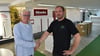 Mit einem Händedruck besiegeln Hans-Peter Flohr (links) und Hans-Christian Höckendorf die Geschäftsübergabe am Gänseanger: Das Elektrofachgeschäft startet am 1. Oktober in Haldensleben unter neuer Leitung als „EP: Altmark Elektronik“ in die Zukunft.