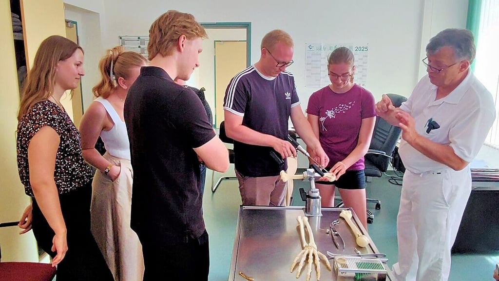 Stipendiatentreff im Gardelegener Altmark-Klinikum. Hier übten die Studenten am Kunstknochen, während Dr. André Paszkier, Chefarzt und Leiter des Zentrums für Chirurgie, die Vorgehensweise erläuterte.