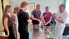 Stipendiatentreff im Gardelegener Altmark-Klinikum.  Hier übten die Studenten  am Kunstknochen, während Dr. André Paszkier, Chefarzt und Leiter des Zentrums für Chirurgie, die Vorgehensweise erläuterte. 