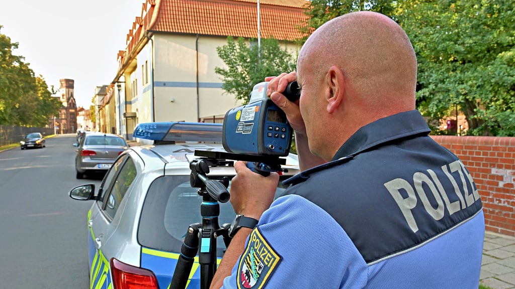 Jörg Offenborn am Lasergerät. Er misst die Geschwindigkeit in der 30er-Zone an der Herrenbreite.