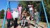 Desmimona Wiegmann (l.), Vorstandsvorsitzende Marlis Schünemann, Kim Alpermann (hinter der Schaukel) und Christin Paepke (r.) organisieren das Fest zum Weltkindertag.