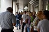 Vor dem Bürgerbüro Mitte in der Magdeburger Innenstadt steht eine Warteschlange.