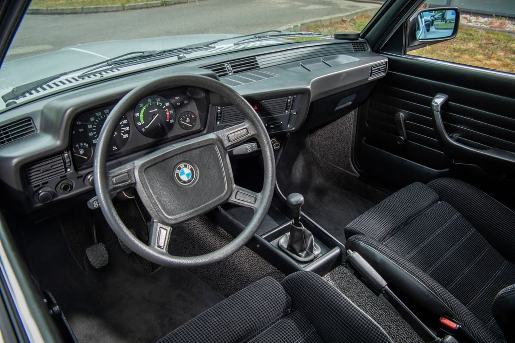 Typisches Cockpit: zum Fahrer geneigte Bedienelemente und viele aufpreispflichtige Details - etwa die Servolenkung.