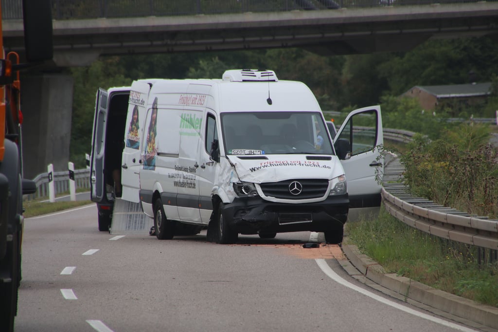 Der Transporter krachte in ein Sicherungsfahrzeug welches Mäharbeiten abgesichert hatte. Verletzte gab es nicht.