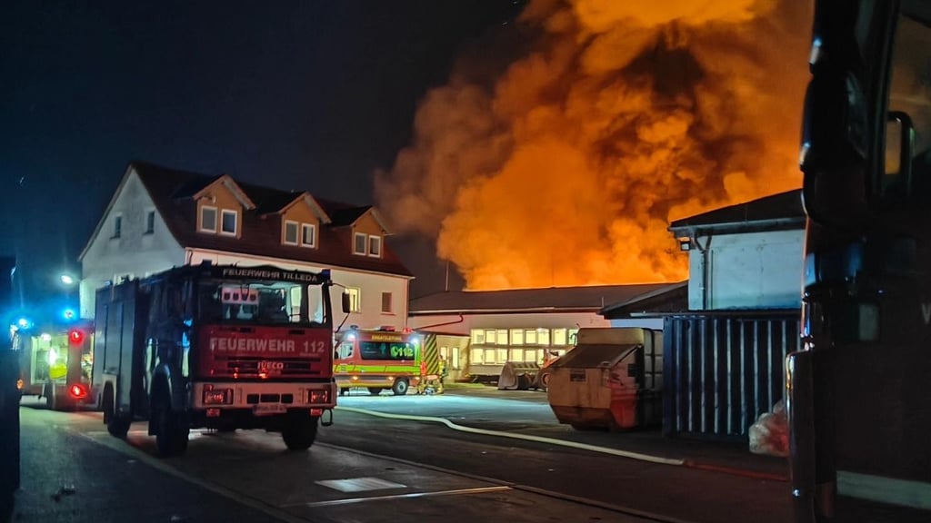So sah es am Brandort in Riethnordhausen am frühen Dienstagmorgen nach dem Eintreffen der Feuerwehren aus. Auch am Mittwoch muss weiter gelöscht werden.