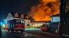 So sah es am Brandort in Riethnordhausen am frühen Dienstagmorgen nach dem  Eintreffen der Feuerwehren aus. Auch am Mittwoch muss weiter gelöscht werden.