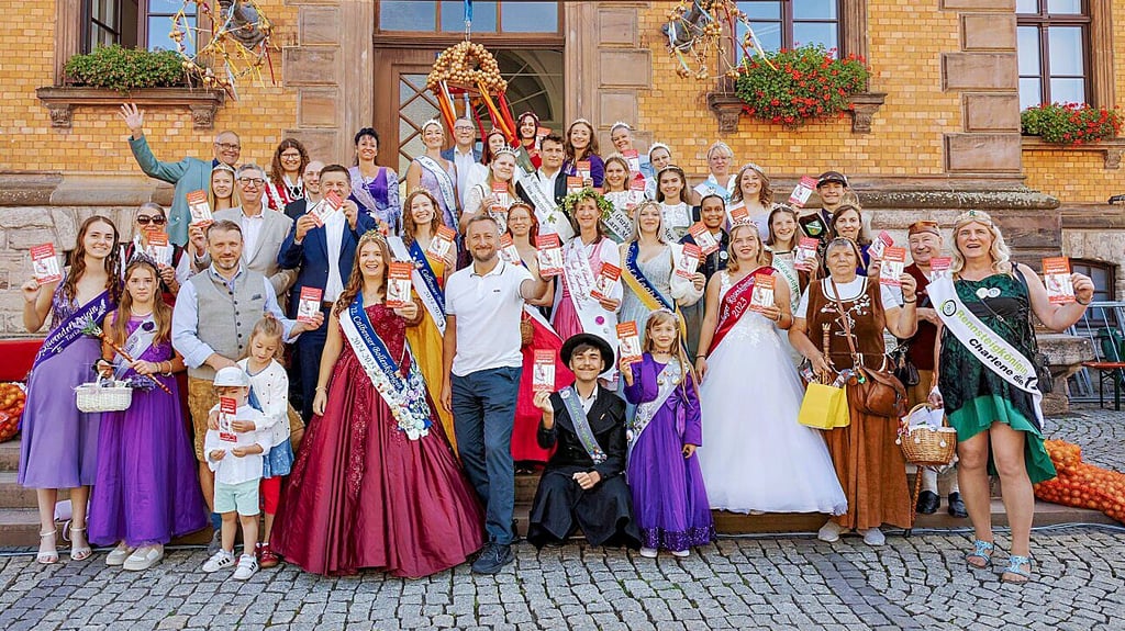 Auf dem Calbenser Bollenfest überreichten Sven Rosomkiewicz und die 7. Staßfurter Salzfee Julia den Hoheiten „Save the date“-Flyer als Einladungen zum 9. Deutschen Königinnentag in der Salzstadt.