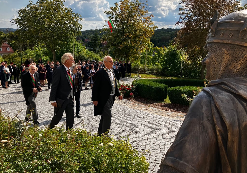 Eduard Prinz von Anhalt (r.) hat im Rahmen der Investitur des Hausordens der Askanier Ballenstedter Bürger für ihr Engagement für Anhalt gewürdigt.