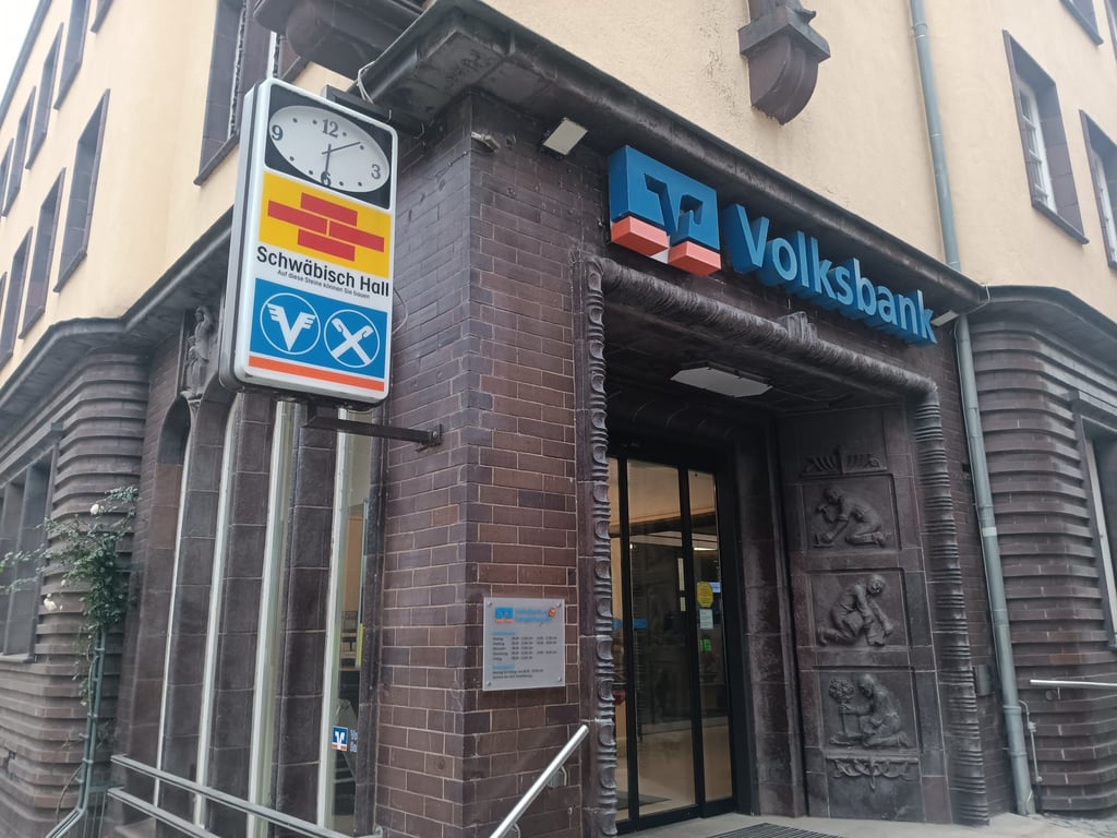 Blick auf das Hauptgebäude der Volksbank in Sangerhausen. Hier wurde die nach Angaben des Clubs gefälschte Überweisung ausgeführt.