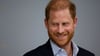 Hat Prinz Harry wieder Grund zu lachen? Britische Medien spekulieren über eine sich abzeichnende Versöhnung mit seinem Vater König Charles.