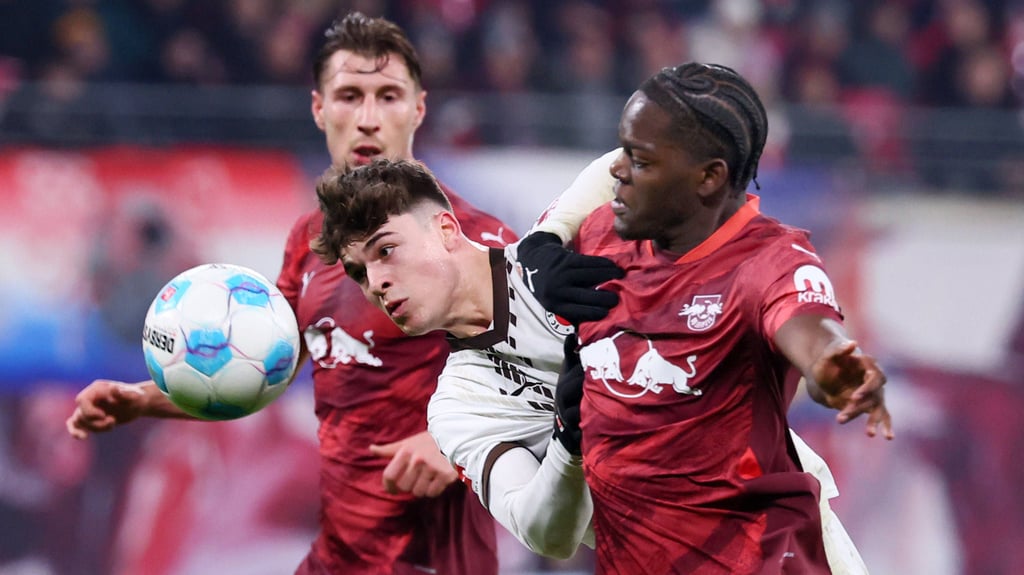 Castello Lukeba (r.) und sein Abwehrkollege Willi Orban.