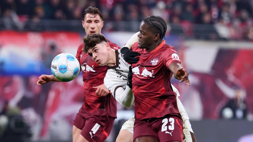 Castello Lukeba (r.) und sein Abwehrkollege Willi Orban.