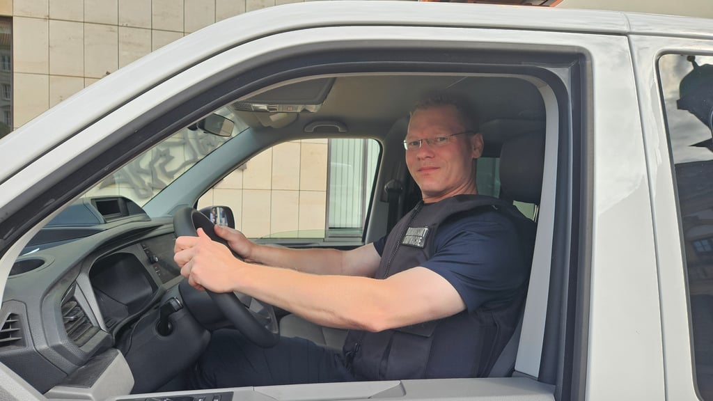 Warntag Magdeburg 2025: René Schröter steuerte das Fahrzeug des Ordnungsamts um den Alten Markt.