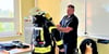 Manuel Schwendtke (rechts) und Robert Knoblauch führen die Einsatzkleidung  für Feuerwehrleute in der Grundschule vor.