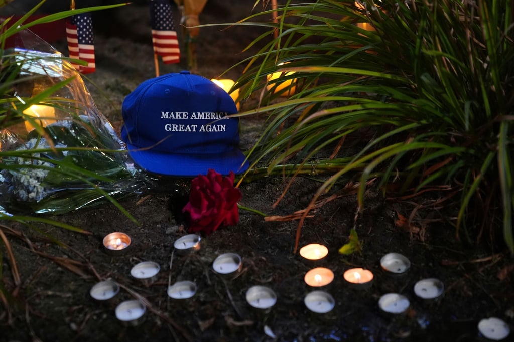 Eine "Make America Great Again"-Kappe wurde inden USA bei einer Mahnwache zum Tod des rechtskonservativen Podcaster Charlie Kirk hingelegt.