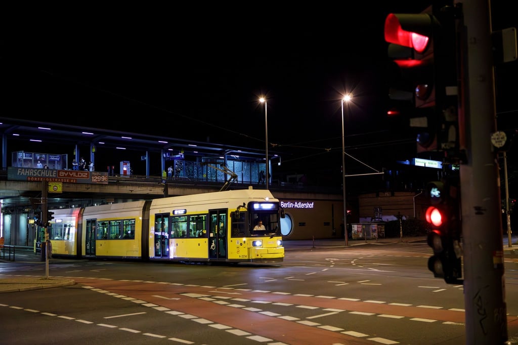 Berlins Südosten ist jetzt auch nachts wieder beleuchtet.