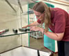 Jasmin Denkewitz präpariert eine Vitrine zu ihrer Sonderausstellung „Modellbahnlandschaft Staßfurt“, die anlässlich des Tages des offenen Denkmals am Sonntag mit weiteren Sonderschauen erstmals präsentiert wird.