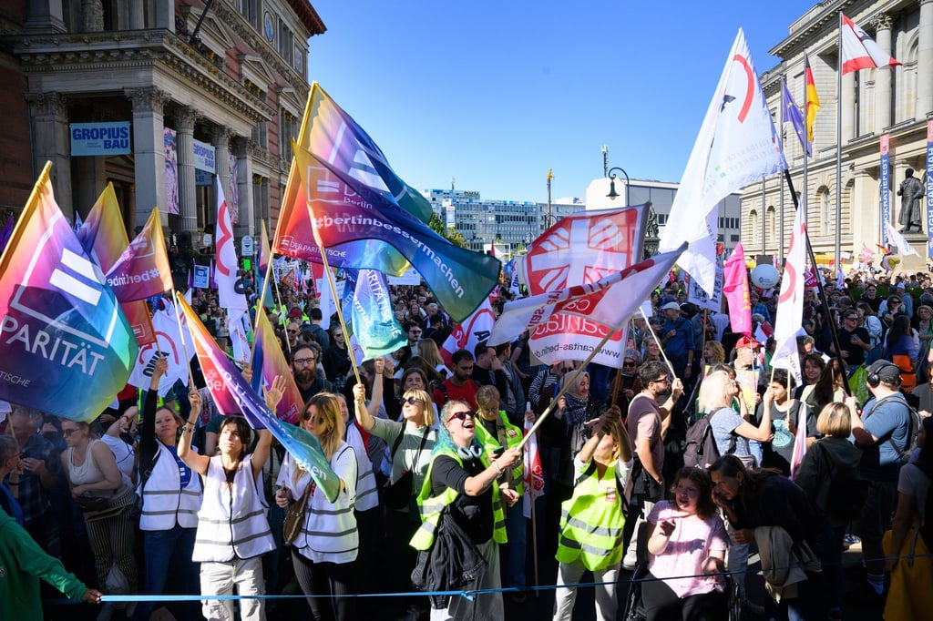 Zu dem Protest vor dem Abgeordnetenhaus hatten Verbände und Gewerkschaften aufgerufen.