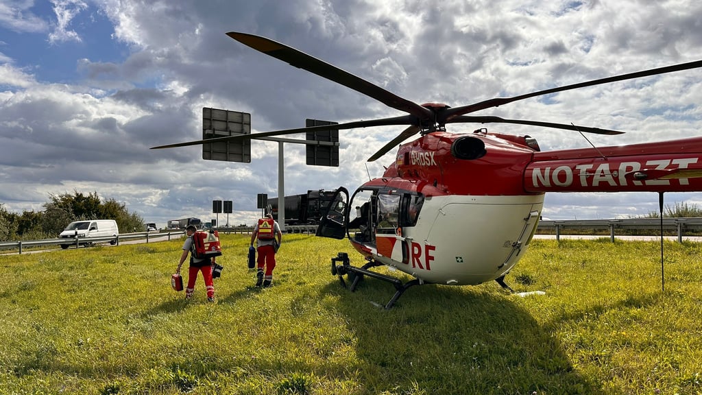 Nach den Unfällen auf der A14 in Fahrtrichtung Magdeburg kam auch ein Rettungshubschrauber zum Eisnatz.
