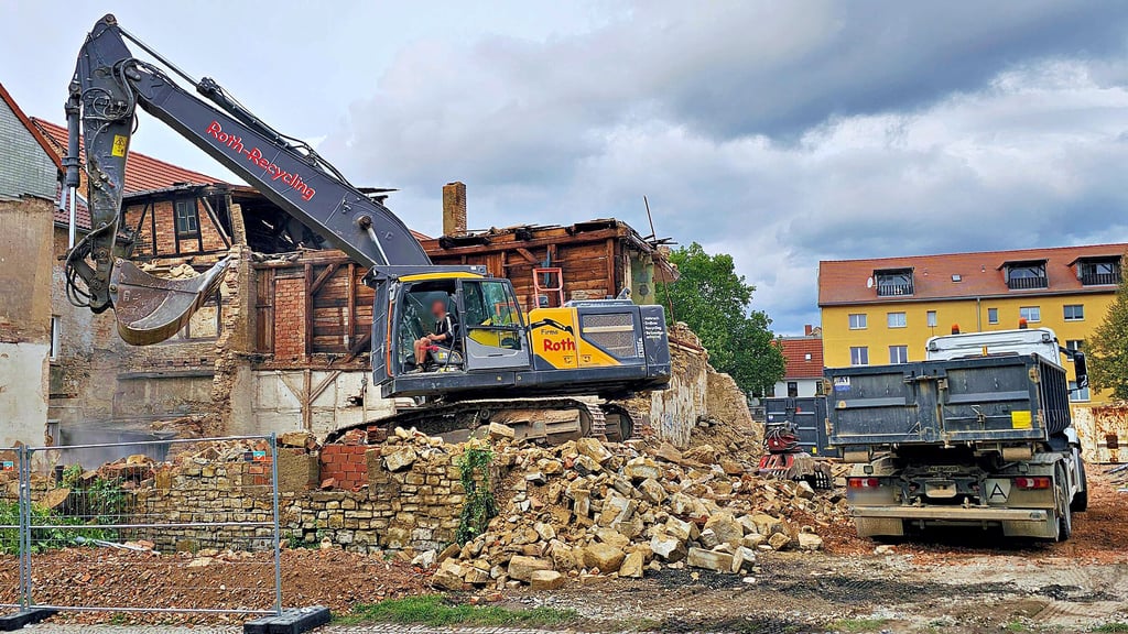 Auf dem Juckenackschen Hof in Aschersleben sind die Bagger angerückt.