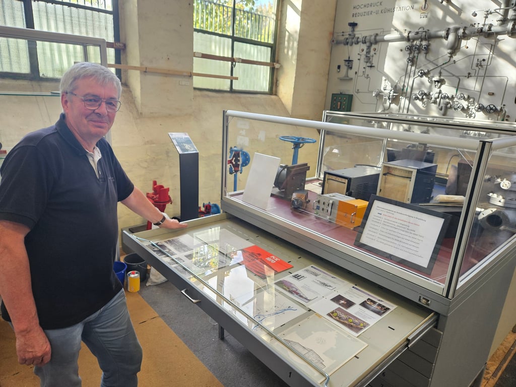 Frank Ryll vor der Virine mit dem Dokumentenschrank im neuen Ausstellungsteil des Technikmuseums Magdeburg.
