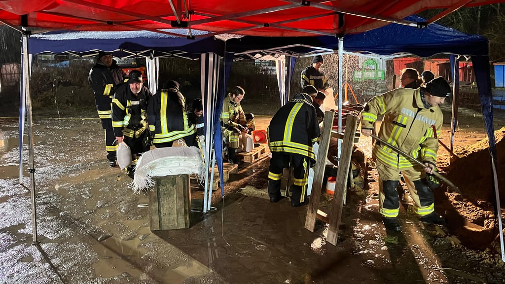 So haben die Kameraden der Osterwiecker Ortswehren und Wasserwacht ihr Weihnachtsfest 2023 verbracht: Sie kämpften gegen die Überflutungen im Stadtgebiet. Hier befüllen sie Sandsäcke..