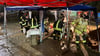So haben die Kameraden der Osterwiecker Ortswehren und Wasserwacht ihr Weihnachtsfest 2023 verbracht: Sie kämpften gegen die Überflutungen im Stadtgebiet. Hier befüllen sie Sandsäcke..