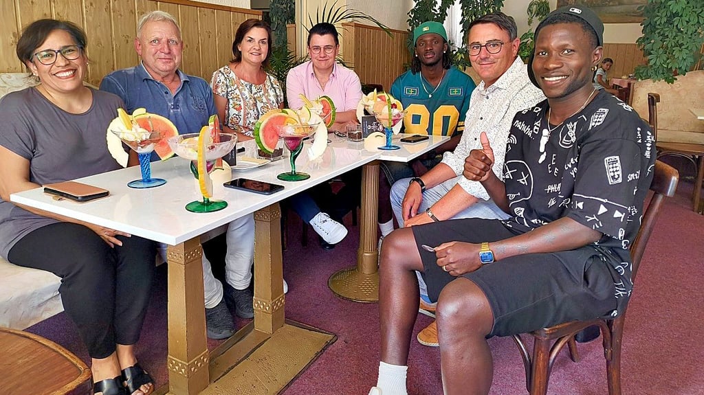 Die Förderer und Spieler trafen sich in Zeitz auf einen Eisbecher. Im Bild Maria Ruppel (Dolmetscherin), Uwe Kraneis, Ricarda Kahl, Katrin Weber, Issuf Djabi Sauane, Dennis Kahl und Jailson Gomes Nobre (v.l.n.r.).