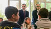 Bildungsminister Jan Riedel (l.) besuchte mit Sebastian Müller-Bahr die „Keks“-Keks-Gruppe in der Geiseltaltorschule. 