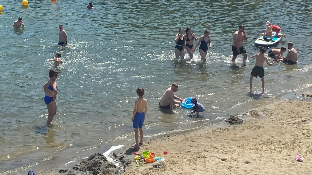 Bei über 30 Grad gönnen sich die Besucher des Zabakucker Sees eine Abkühlung.