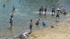 Bei über 30 Grad gönnen sich die Besucher des Zabakucker Sees eine Abkühlung. 