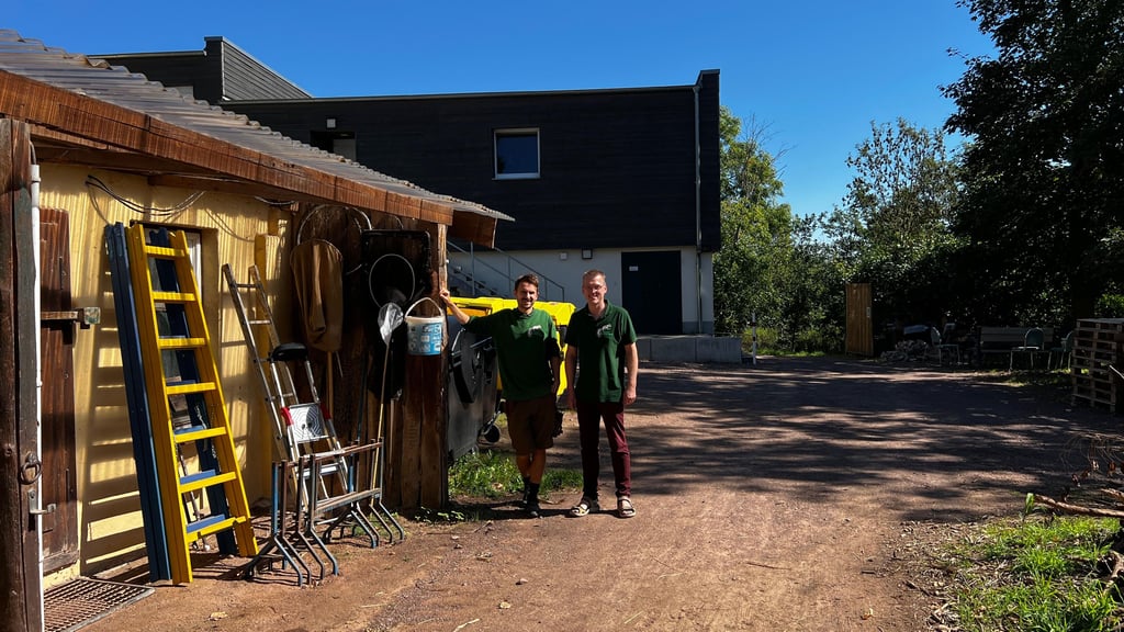 Phillip Rose (l.) und Matthias Haak im Wirtschaftshof des Petersberger Tierparks. Im Hintergrund der Neubau, der seit 2021 fertig ist.
